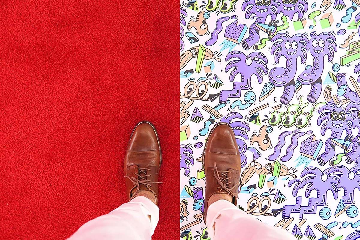 Ein Mann steht genau zwischen zwei verschiedenen Teppichen
