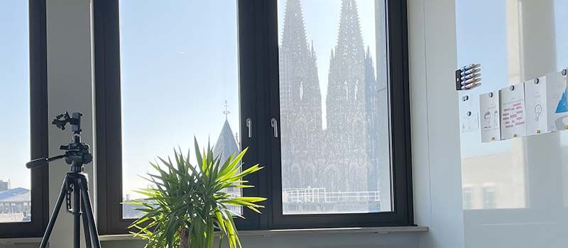 Ausblick auf den Kölner Dom aus einem Bürozimmer