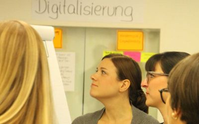 Mehrere Frauen hören einer Präsentation im kleinen Kreis zu (Digitalisierungsberatung)