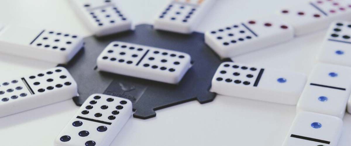 Dominosteine im Kreis angelegt