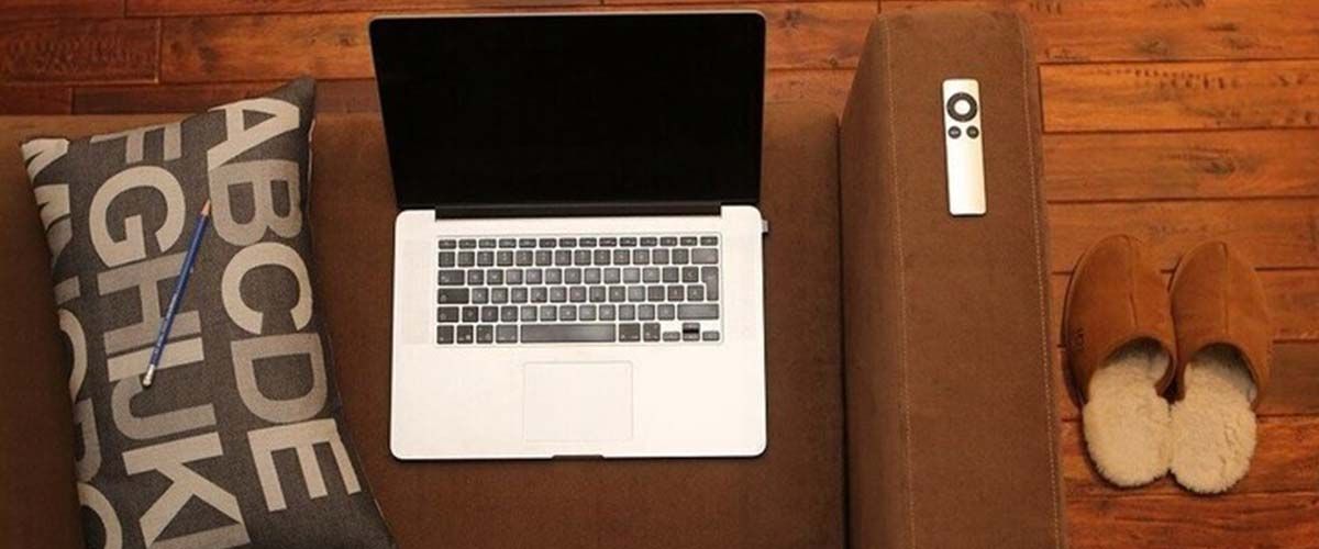 Home Office Mood, Laptop auf dem Sofa